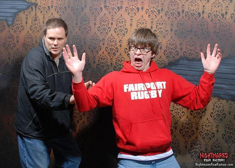 Фотография: И снова испуганные лица посетителей комнаты ужасов №2 - BigPicture.ru