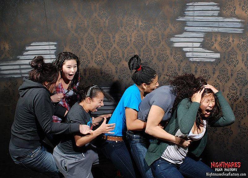Фотография: И снова испуганные лица посетителей комнаты ужасов №1 - BigPicture.ru