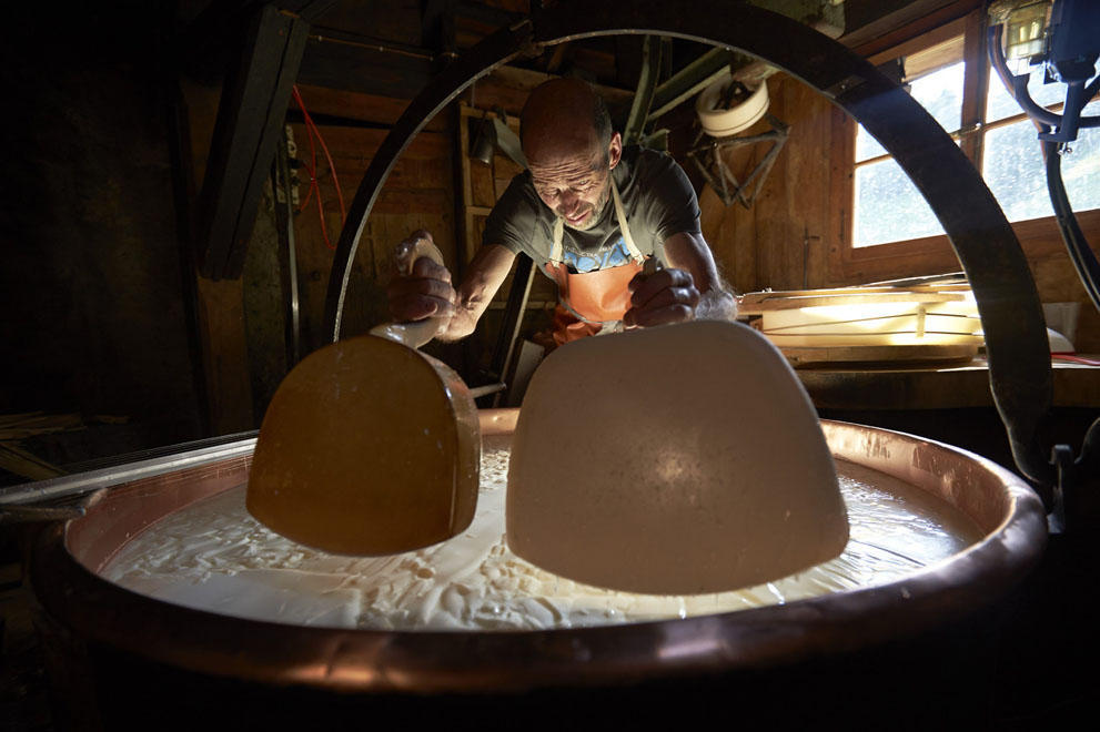 Фотография: Как делают швейцарский сыр №12 - BigPicture.ru
