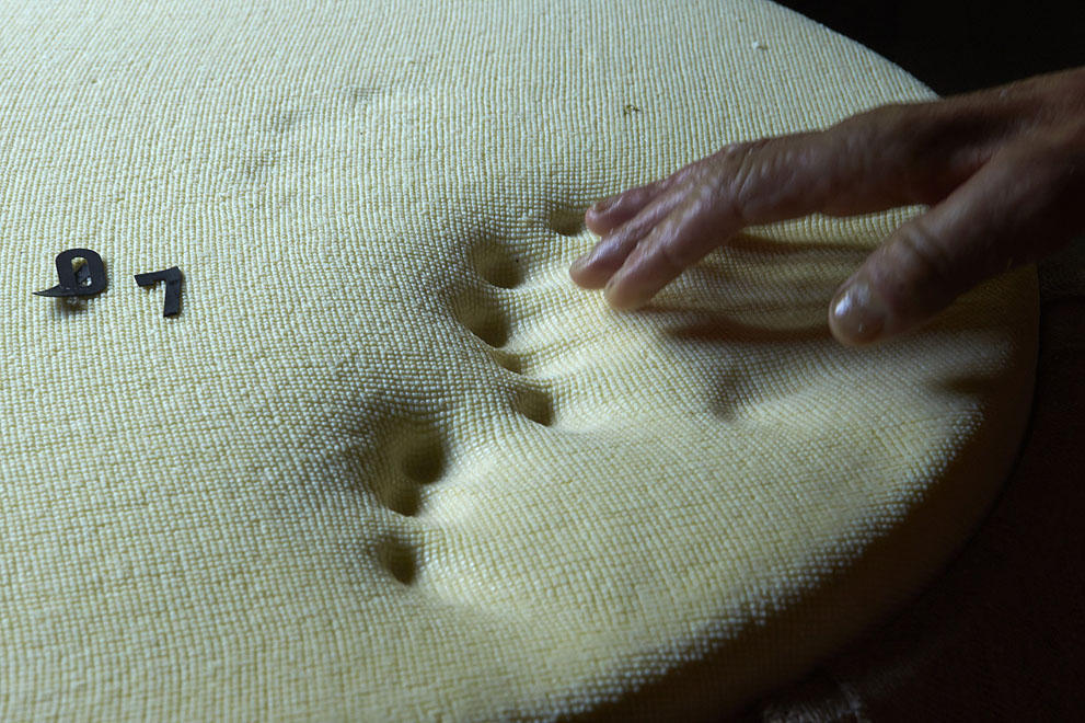 Фотография: Как делают швейцарский сыр №17 - BigPicture.ru