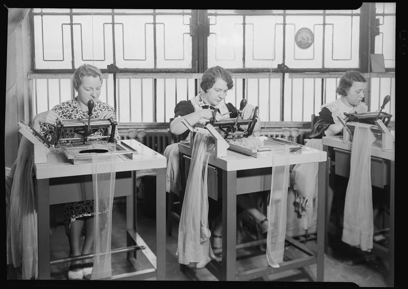 Фотография: И в этот день женщины обрели счастье: 78 лет назад нейлоновые чулки поступили в продажу №3 - BigPicture.ru