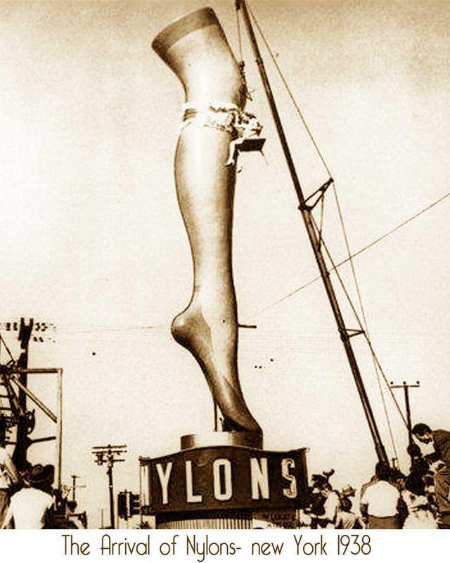 Фотография: И в этот день женщины обрели счастье: 78 лет назад нейлоновые чулки поступили в продажу №5 - BigPicture.ru