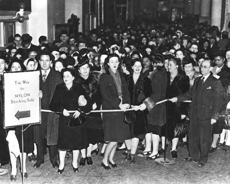 Фотография: И в этот день женщины обрели счастье: 78 лет назад нейлоновые чулки поступили в продажу №7 - BigPicture.ru