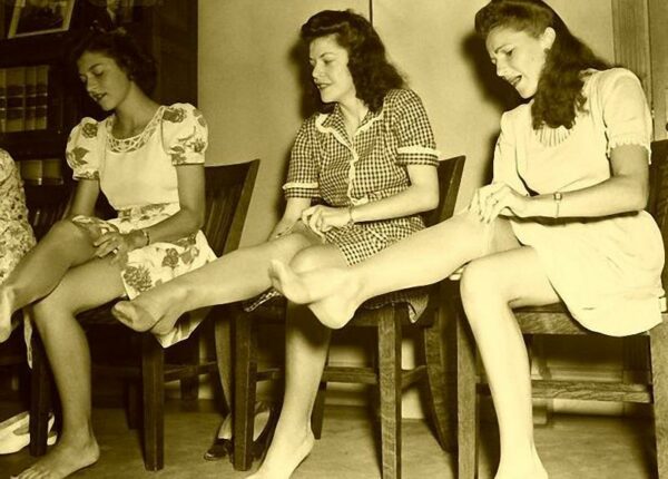 И в этот день женщины обрели счастье: 78 лет назад нейлоновые чулки поступили в продажу
