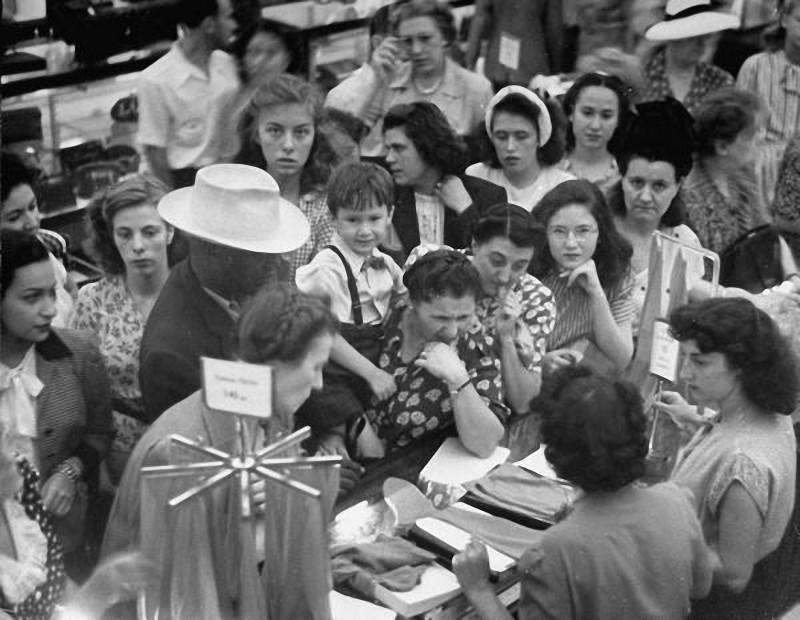 Фотография: И в этот день женщины обрели счастье: 78 лет назад нейлоновые чулки поступили в продажу №19 - BigPicture.ru