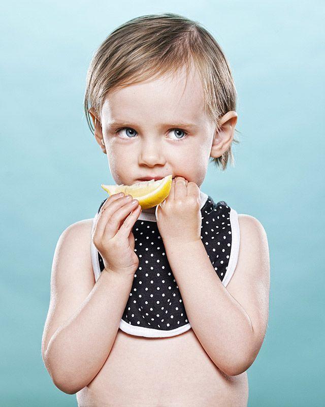 Фотография: Дети и лимон – первая встреча в забавном фотопроекте №12 - BigPicture.ru