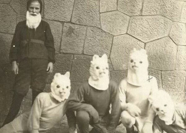 20 странных и нелепых костюмов на Хэллоуин со старых фотографий