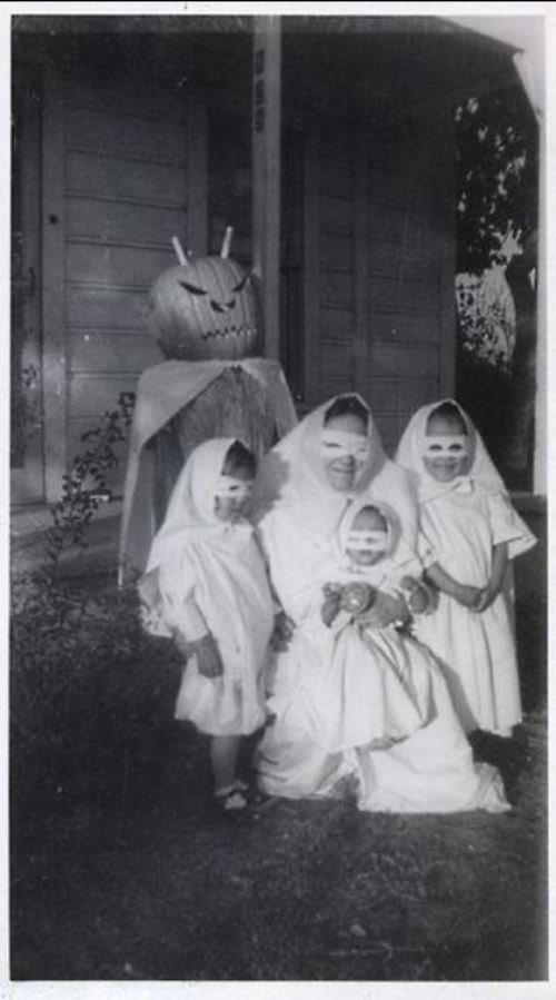 Фотография: 20 странных и нелепых костюмов на Хэллоуин со старых фотографий №13 - BigPicture.ru