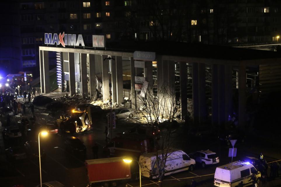 Фотография: Опасный шоппинг: в одном из торговых центров Риги обрушилась крыша №4 - BigPicture.ru