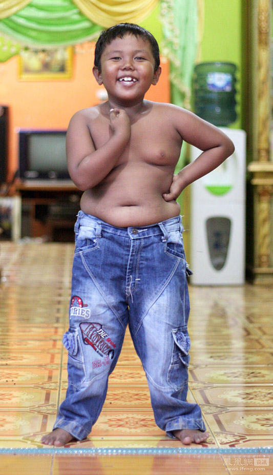 Фотография: 4-летний индонезиец бросил курить и начал обжираться №6 - BigPicture.ru