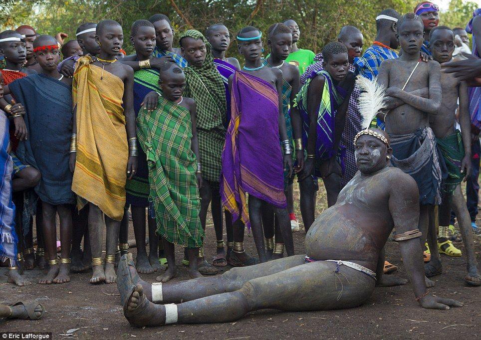 Фотография: Мужчины эфиопского племени пьют кровь с молоком, чтобы получить звание самого толстого жителя деревни №2 - BigPicture.ru