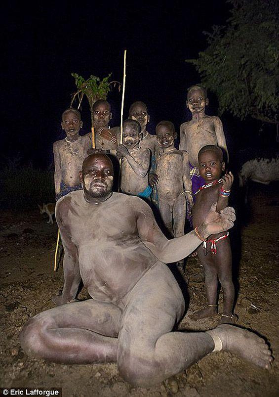 Фотография: Мужчины эфиопского племени пьют кровь с молоком, чтобы получить звание самого толстого жителя деревни №6 - BigPicture.ru