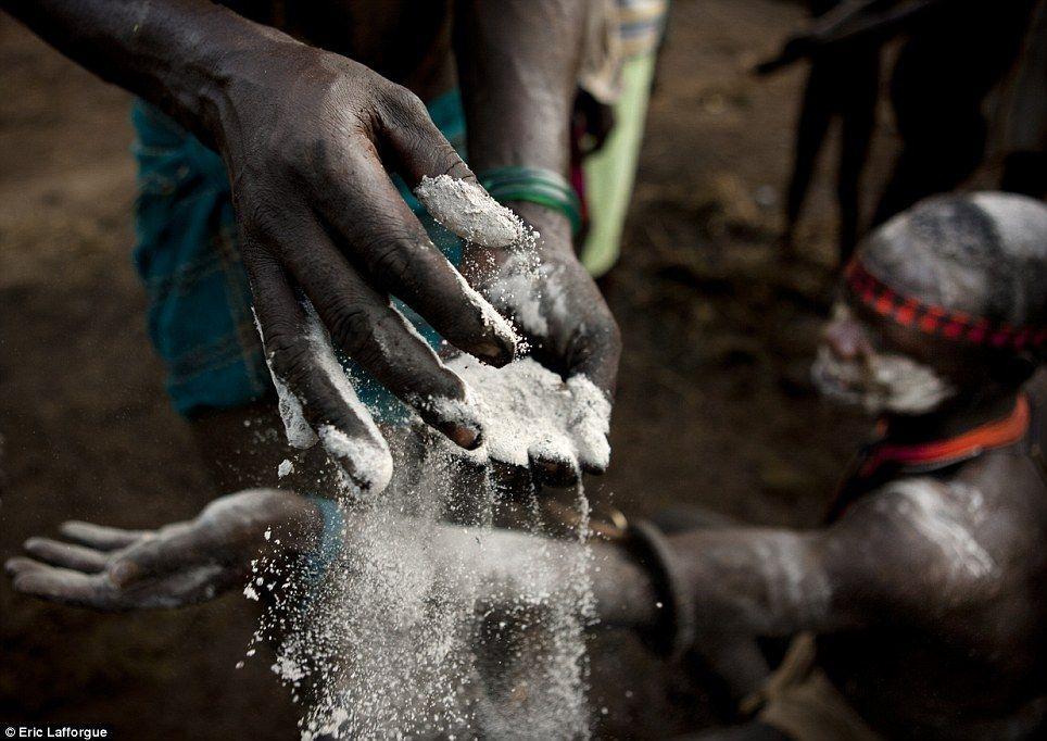 Фотография: Мужчины эфиопского племени пьют кровь с молоком, чтобы получить звание самого толстого жителя деревни №8 - BigPicture.ru