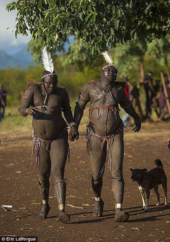 Мужчины эфиопского племени пьют кровь с молоком, чтобы получить звание самого толстого жителя деревни