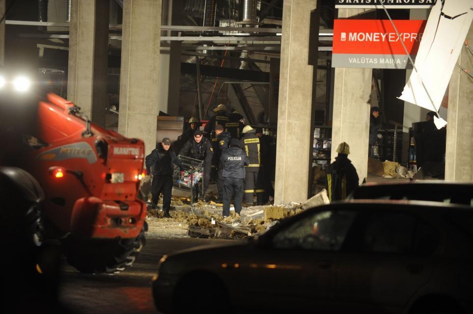 Фотография: Опасный шоппинг: в одном из торговых центров Риги обрушилась крыша №9 - BigPicture.ru