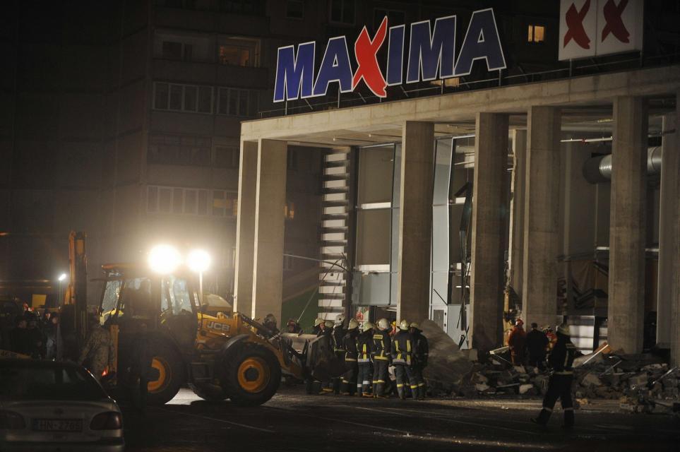 Фотография: Опасный шоппинг: в одном из торговых центров Риги обрушилась крыша №10 - BigPicture.ru