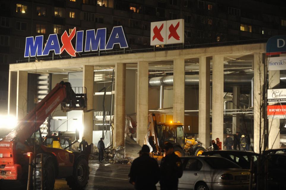 Фотография: Опасный шоппинг: в одном из торговых центров Риги обрушилась крыша №12 - BigPicture.ru
