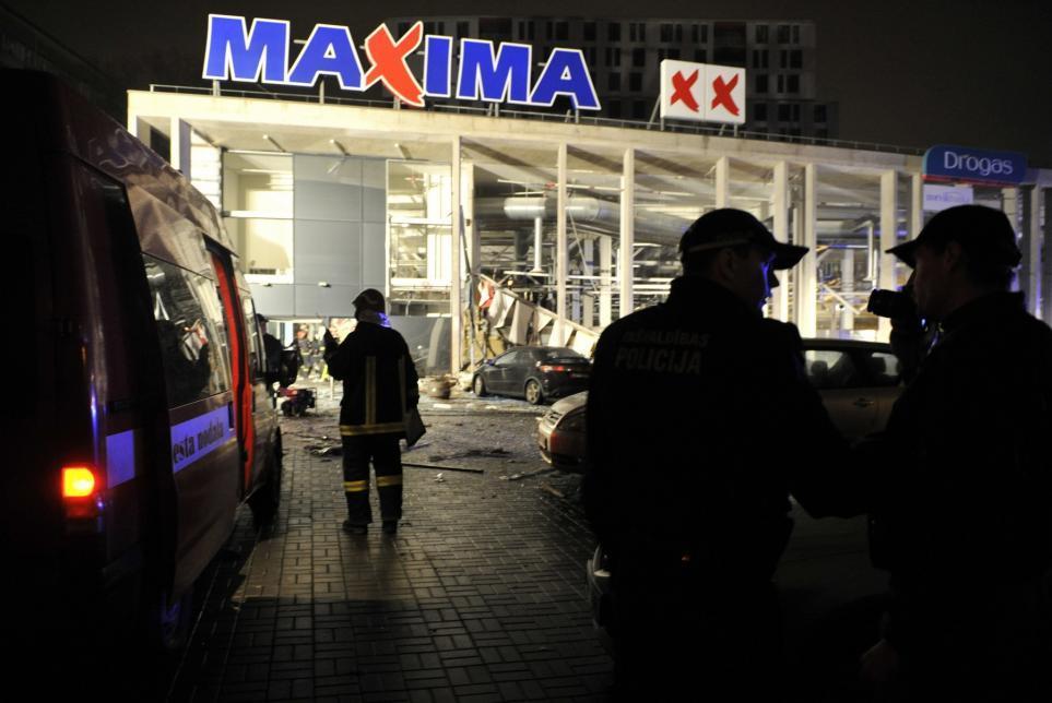 Фотография: Опасный шоппинг: в одном из торговых центров Риги обрушилась крыша №13 - BigPicture.ru