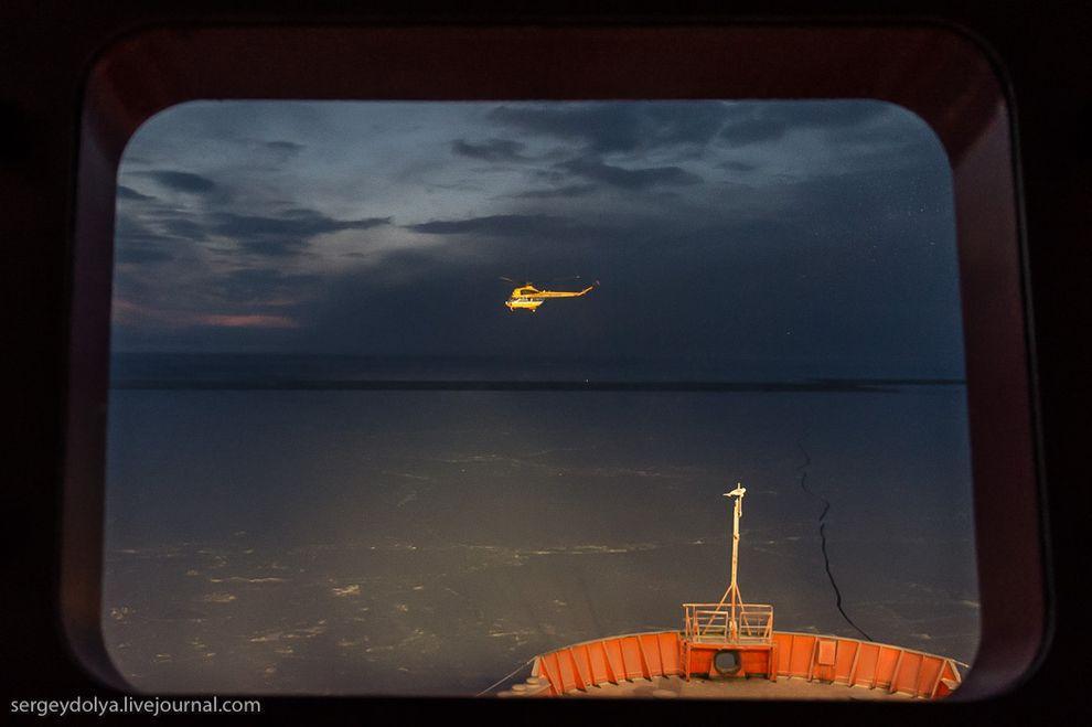 Фотография: Уникальные фотографии ледокола с воздуха на Полюсе в условиях полярной ночи №14 - BigPicture.ru