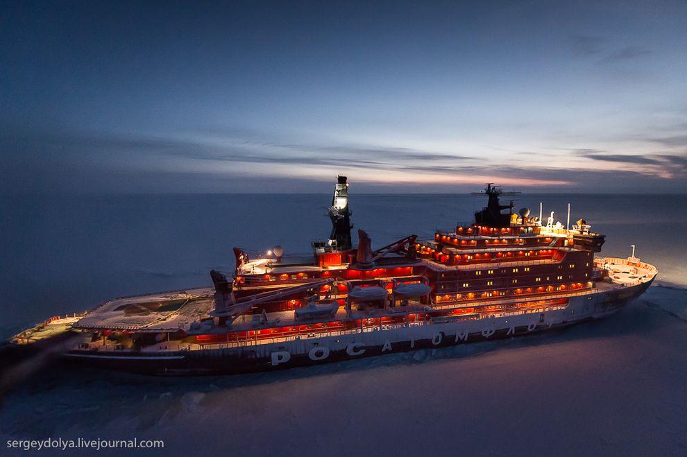 Фотография: Уникальные фотографии ледокола с воздуха на Полюсе в условиях полярной ночи №15 - BigPicture.ru