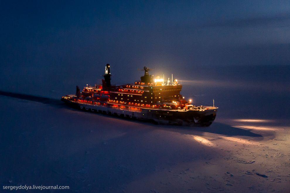 Фотография: Уникальные фотографии ледокола с воздуха на Полюсе в условиях полярной ночи №16 - BigPicture.ru