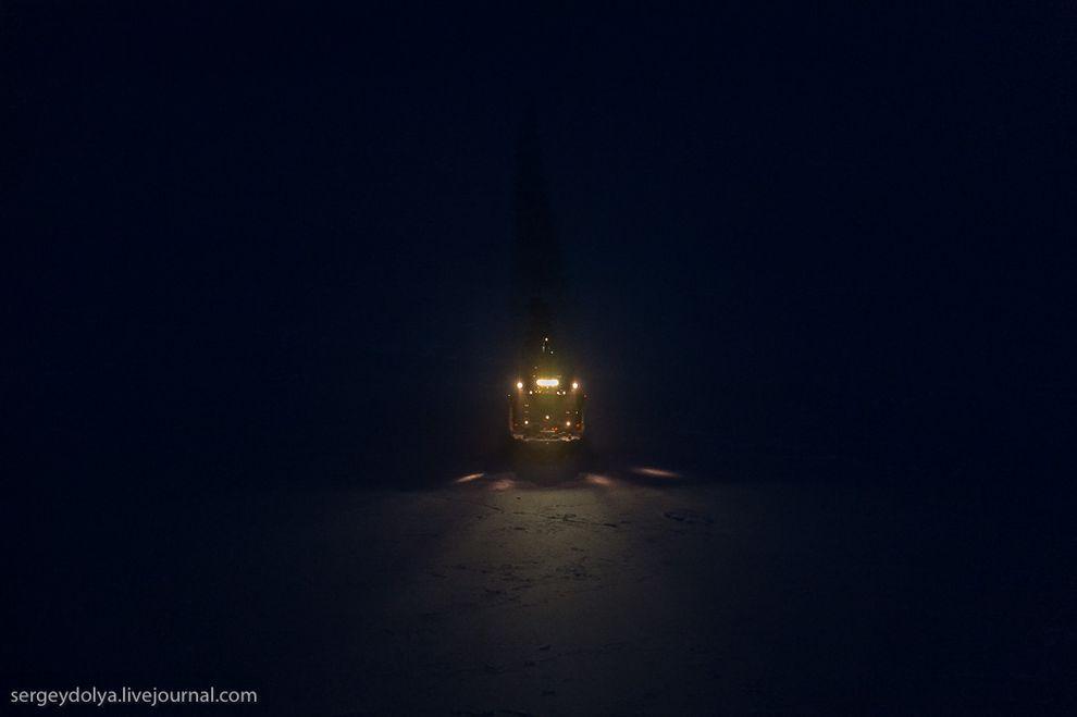 Фотография: Уникальные фотографии ледокола с воздуха на Полюсе в условиях полярной ночи №18 - BigPicture.ru