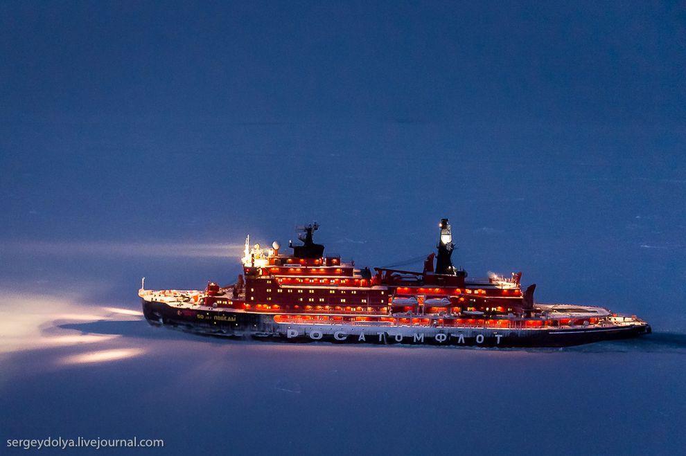 Фотография: Уникальные фотографии ледокола с воздуха на Полюсе в условиях полярной ночи №19 - BigPicture.ru
