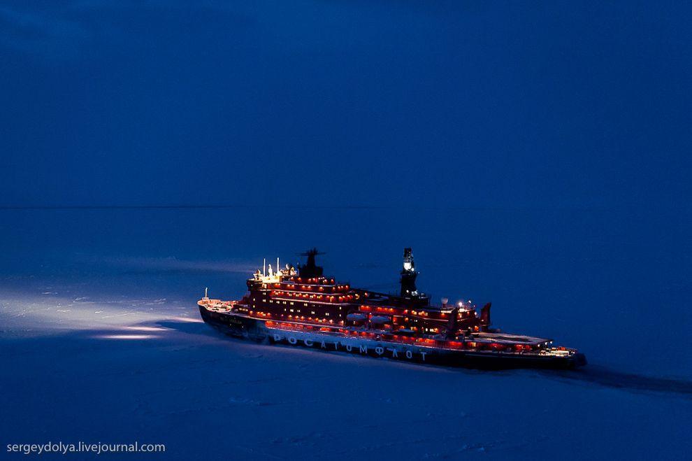 Фотография: Уникальные фотографии ледокола с воздуха на Полюсе в условиях полярной ночи №23 - BigPicture.ru
