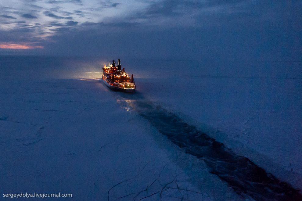 Фотография: Уникальные фотографии ледокола с воздуха на Полюсе в условиях полярной ночи №24 - BigPicture.ru