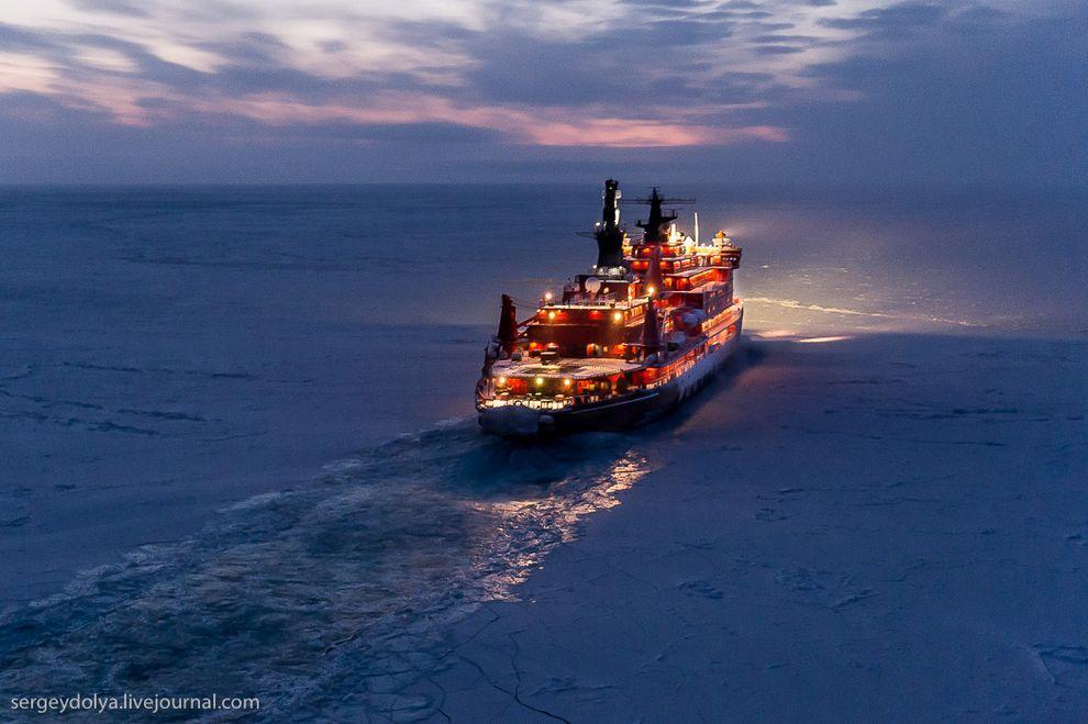 Фотография: Уникальные фотографии ледокола с воздуха на Полюсе в условиях полярной ночи №25 - BigPicture.ru