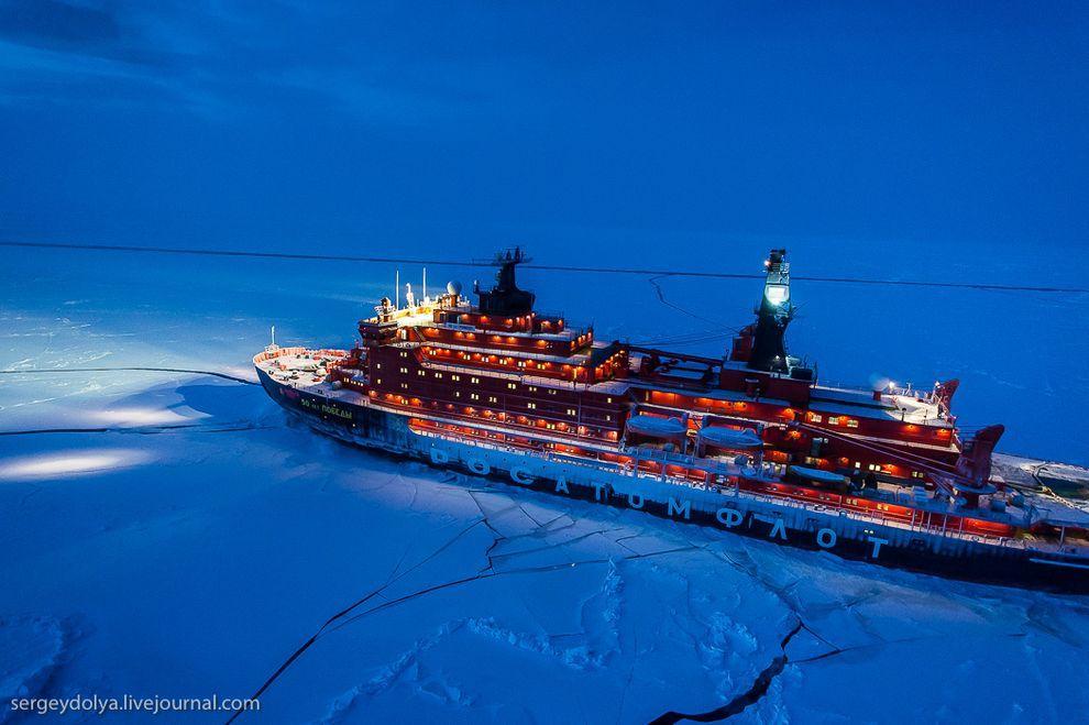 Фотография: Уникальные фотографии ледокола с воздуха на Полюсе в условиях полярной ночи №27 - BigPicture.ru