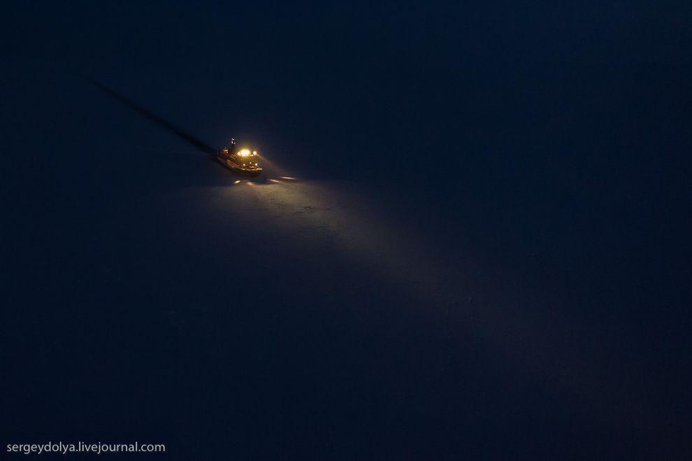 Фотография: Уникальные фотографии ледокола с воздуха на Полюсе в условиях полярной ночи №28 - BigPicture.ru