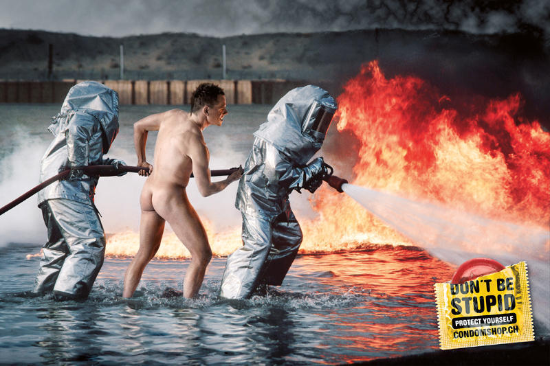 Фотография: 18 шедевров рекламы безопасного секса №3 - BigPicture.ru