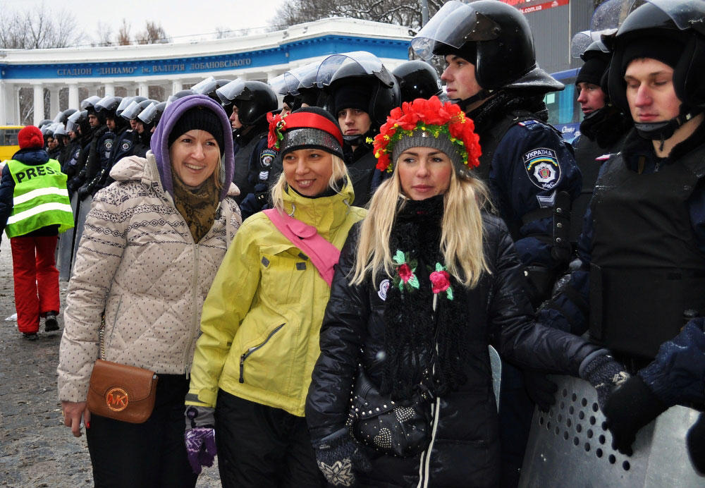 Фотография: Красивые девушки Евромайдана зажигают дух революции №22 - BigPicture.ru