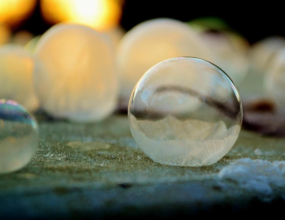 Фотография: Хрустальные шары: девушка фотографирует мыльные пузыри в мороз №11 - BigPicture.ru
