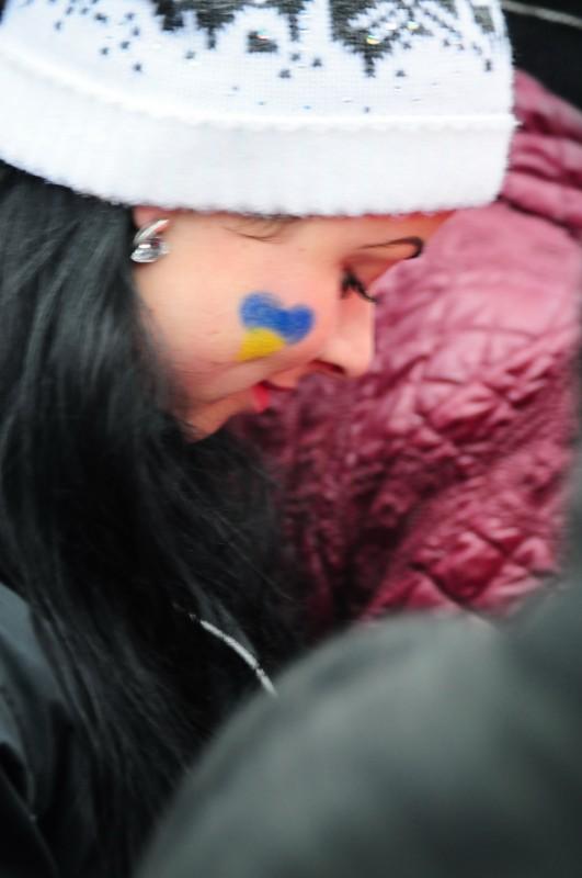 Фотография: Красивые девушки Евромайдана зажигают дух революции №14 - BigPicture.ru