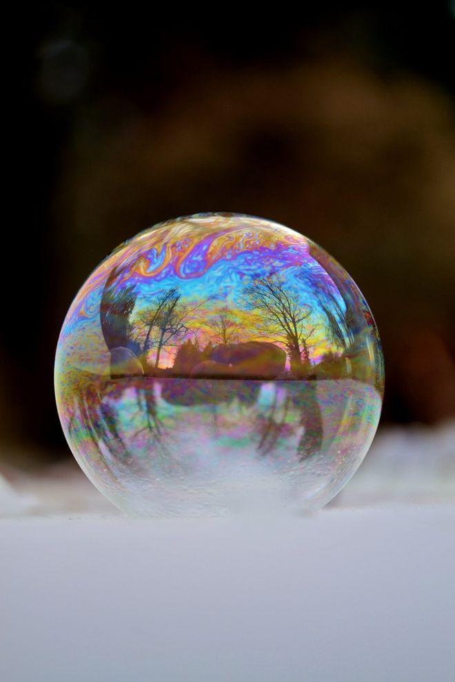 Фотография: Хрустальные шары: девушка фотографирует мыльные пузыри в мороз №2 - BigPicture.ru