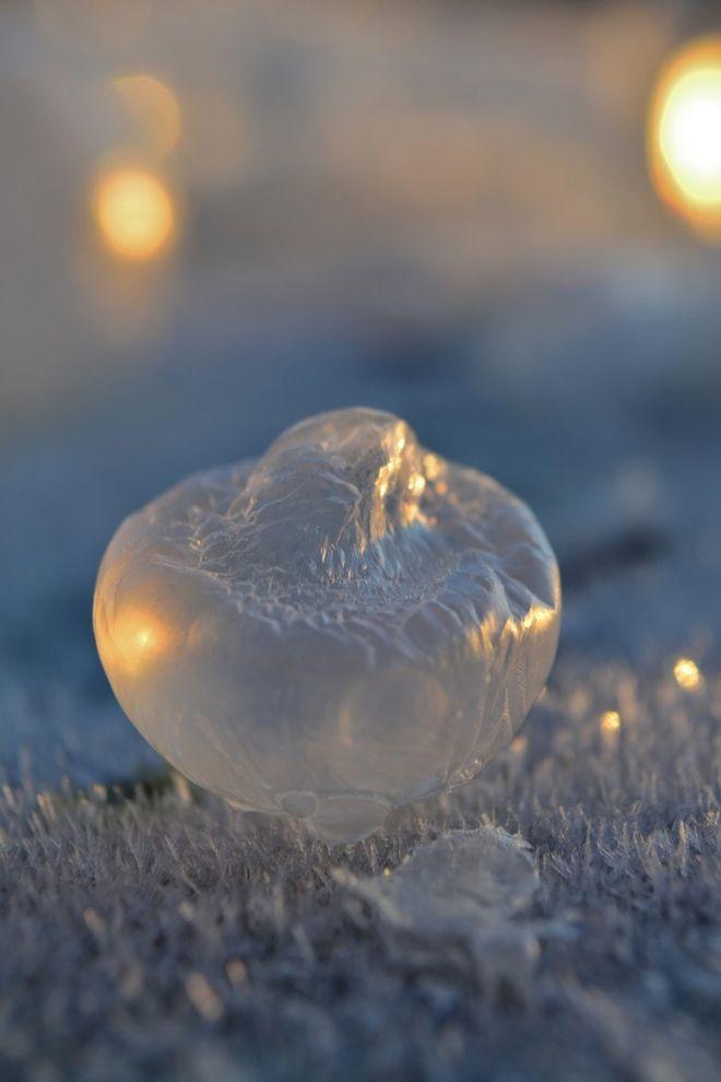 Фотография: Хрустальные шары: девушка фотографирует мыльные пузыри в мороз №5 - BigPicture.ru
