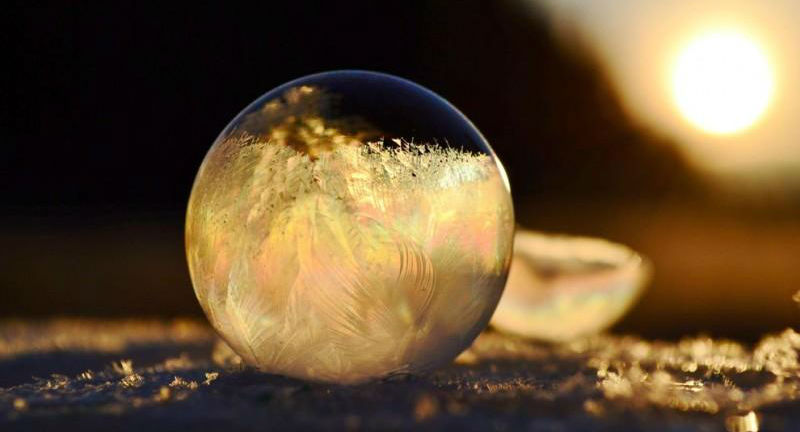 Фотография: Хрустальные шары: девушка фотографирует мыльные пузыри в мороз №1 - BigPicture.ru