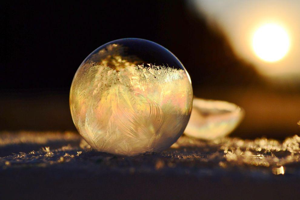 Фотография: Хрустальные шары: девушка фотографирует мыльные пузыри в мороз №6 - BigPicture.ru