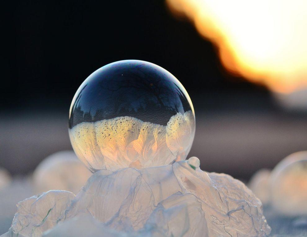 Фотография: Хрустальные шары: девушка фотографирует мыльные пузыри в мороз №9 - BigPicture.ru