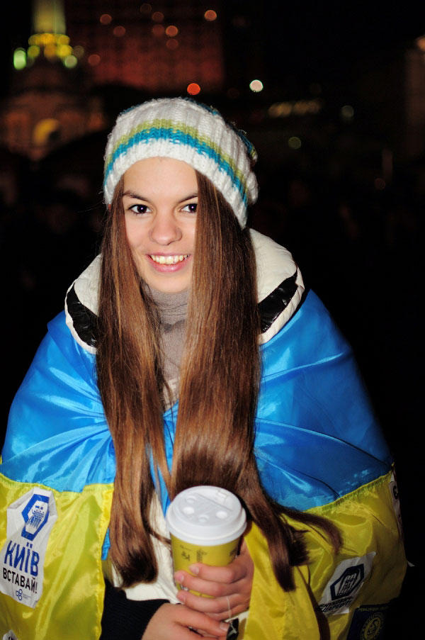 Фотография: Красивые девушки Евромайдана зажигают дух революции №7 - BigPicture.ru