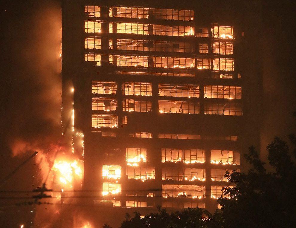 Фотография: Адский пожар в китайском небоскребе №7 - BigPicture.ru