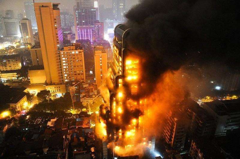 Фотография: Адский пожар в китайском небоскребе №1 - BigPicture.ru