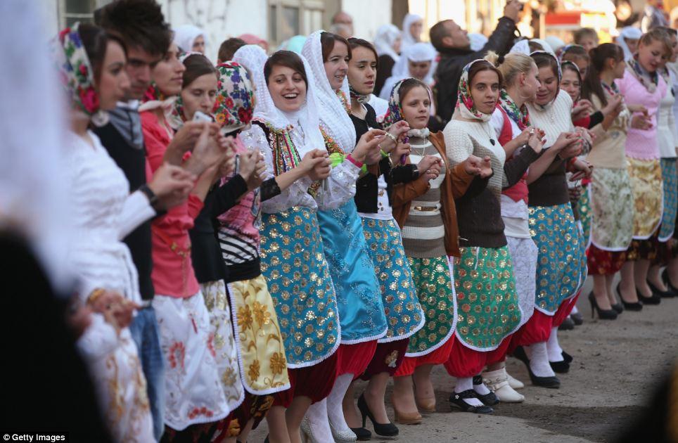 Фотография: Как проходят свадьбы болгарских мусульманских горцев №9 - BigPicture.ru