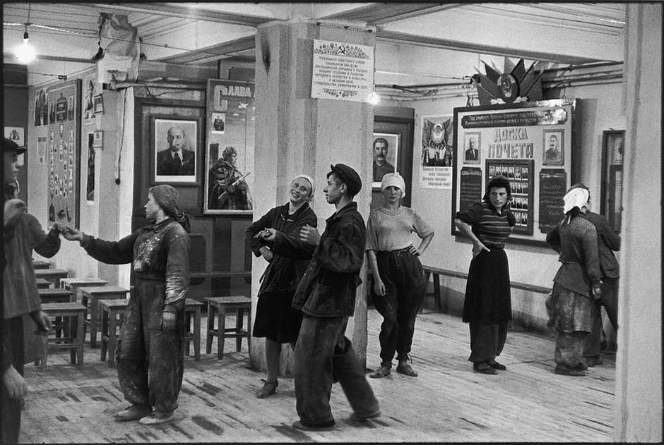 Фотография: 25 кадров Анри Картье-Брессона о советской жизни в 1954 году №21 - BigPicture.ru
