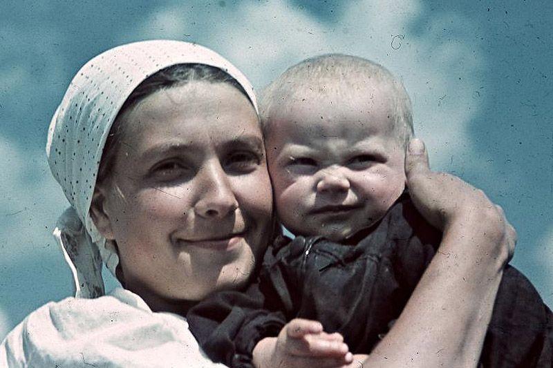 Мать с ребенком на руках война фото