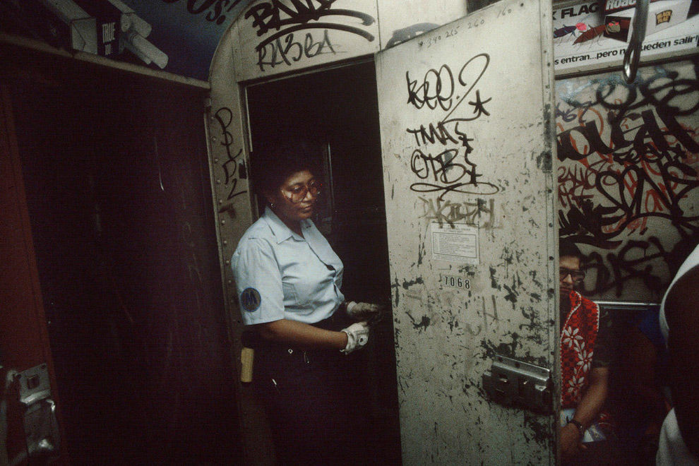 Фотография: Метрополитен и пассажиры Нью-Йорка в 1981 году №14 - BigPicture.ru