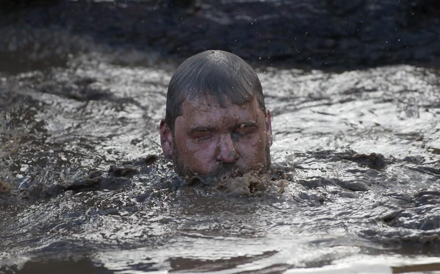 Фотография: Как проходит испытание на крутость во время Tough Guy №25 - BigPicture.ru