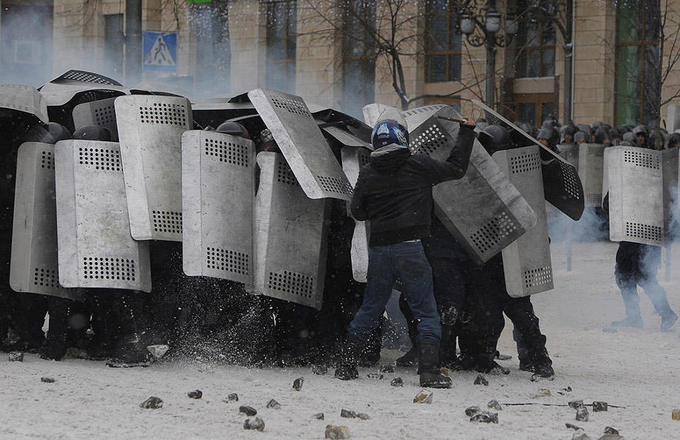 Фотография: Самые невероятные и удивительные фотографии противостояния в Украине №5 - BigPicture.ru